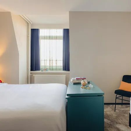 Leonardo Leidse Square 4*