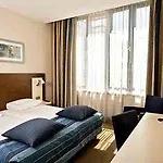 Leonardo Leidse Square 3*