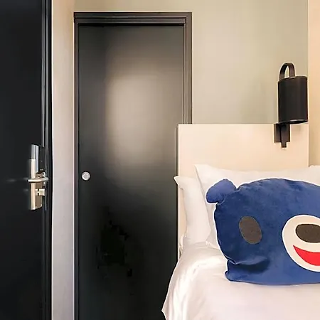 Leonardo Leidse Square 4*