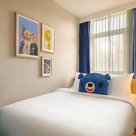 Leonardo Leidse Square 4*